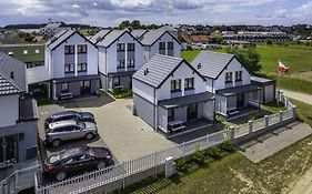 FRAJDA Domki - Apartamenty 6-osobowe - salon i dwie sypialnie oraz Studia 4-osobowe - pokój z aneksem kuchennym